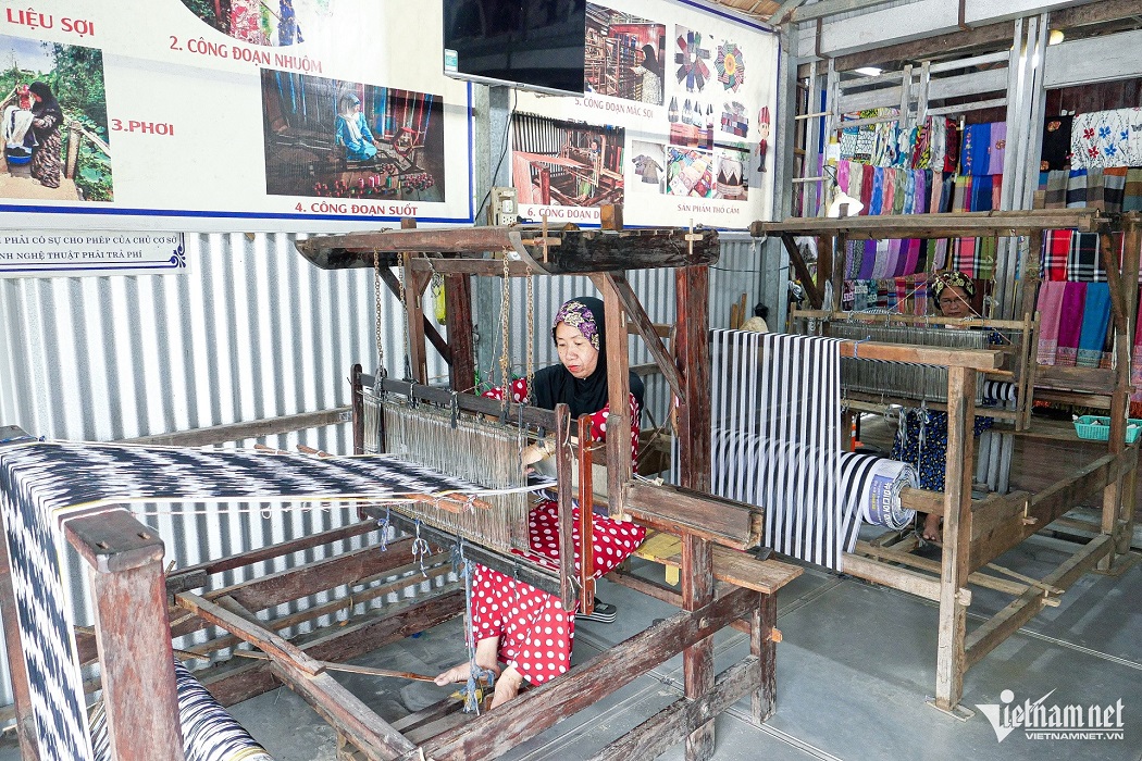 Nghề dệt truyền thống của người Chăm thu hút du khách tham quan
