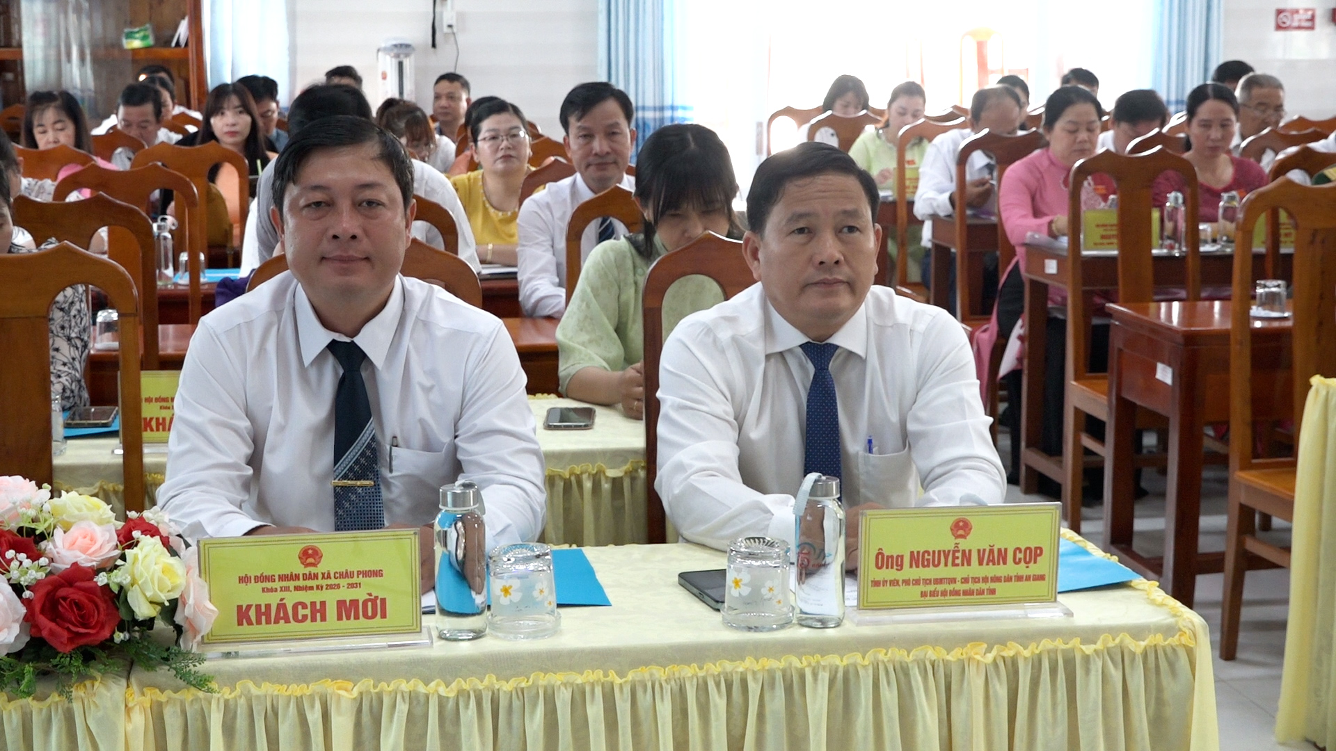 quang canh cuoc hop