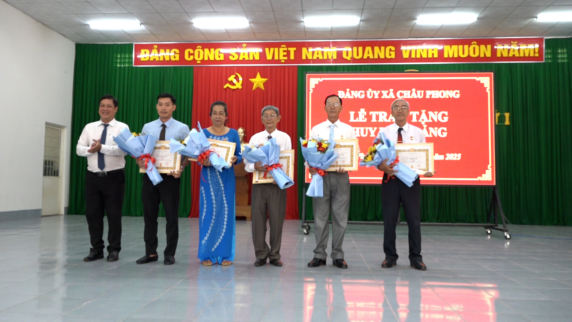 quang canh cuoc hop