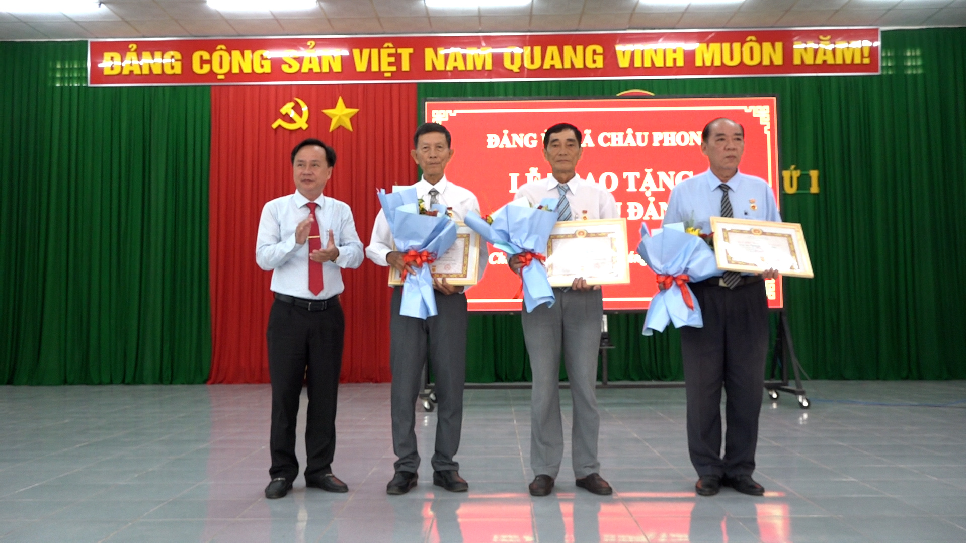 quang canh cuoc hop