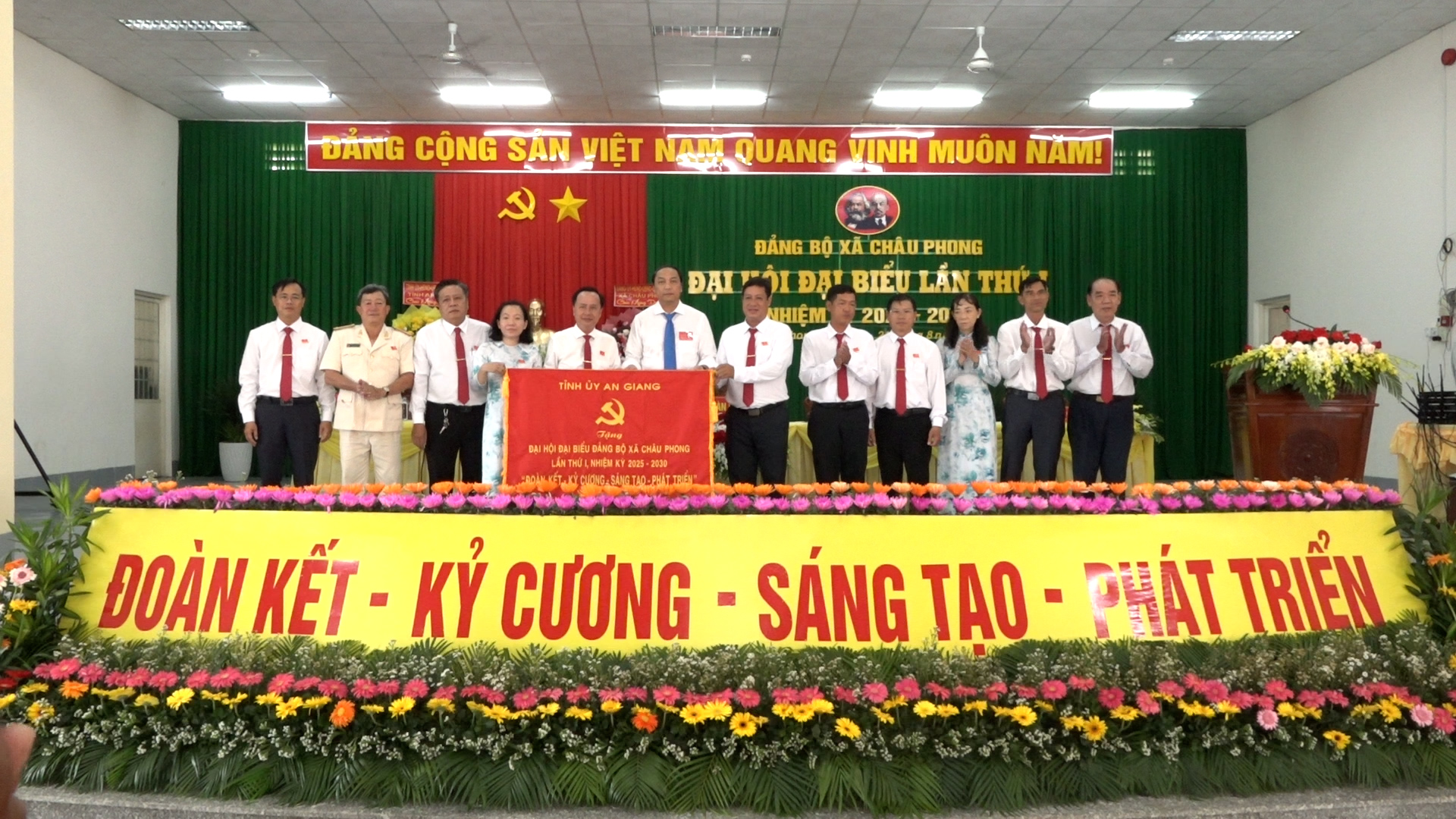 Tỉnh ủy An giang tặng bức trướng đại hội
