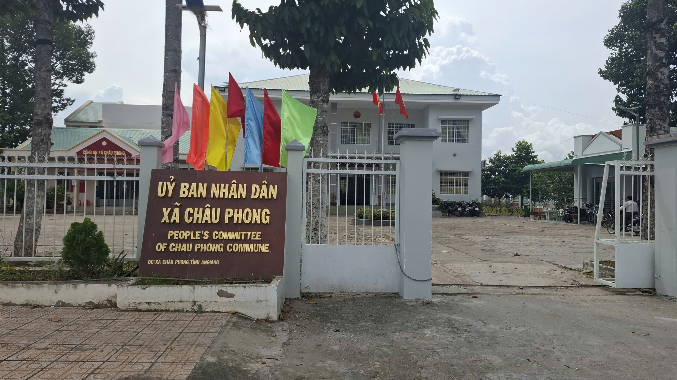UỶ BAN NHÂN DÂN